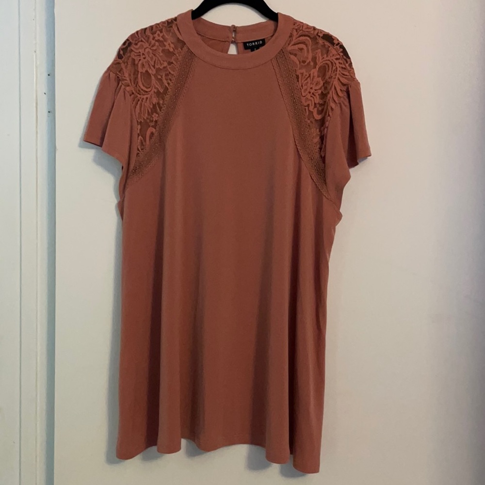 Beautiful Like New Torrid Dusty Rose lace detail top